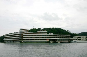 船の中から見る「ホテル中の島」