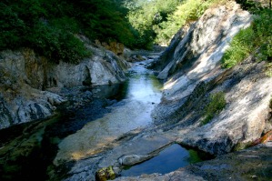 温泉前に流れる美しい薫別川