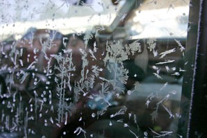 車の窓ガラスについた雪の結晶