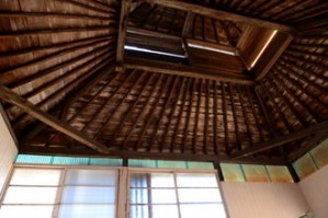 湯船から天井を見上げると木造りでなかなか風情のある天井。