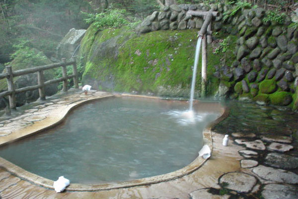 不動 湯 温泉 谷間 の 露天 風呂