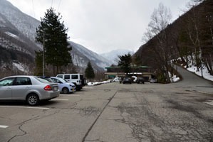 【冬】駐車場は広く、10台以上停められる