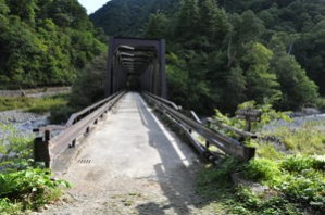 この橋を渡って左へ行くと祖母谷温泉小屋、右へ行くと河原の露天風呂