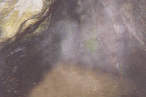 洞窟内の温泉