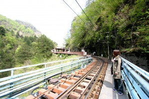 黒薙駅で渓谷を眺める
