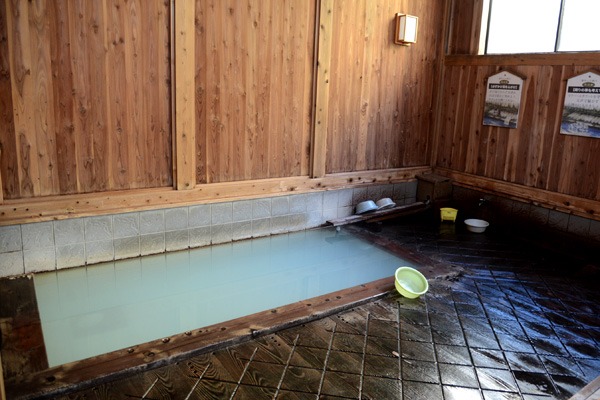 男性用内湯　源泉掛け流し　浴槽43.0度　PH2.1(酸性)　鮮度:源泉投入が浴槽内のため不明