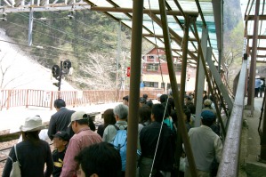 人気の釣鐘温泉駅は半端じゃない混みよう。