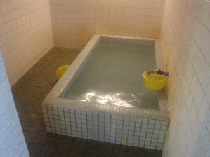 冷鉱泉かけ流し浴槽（2005年の写真）